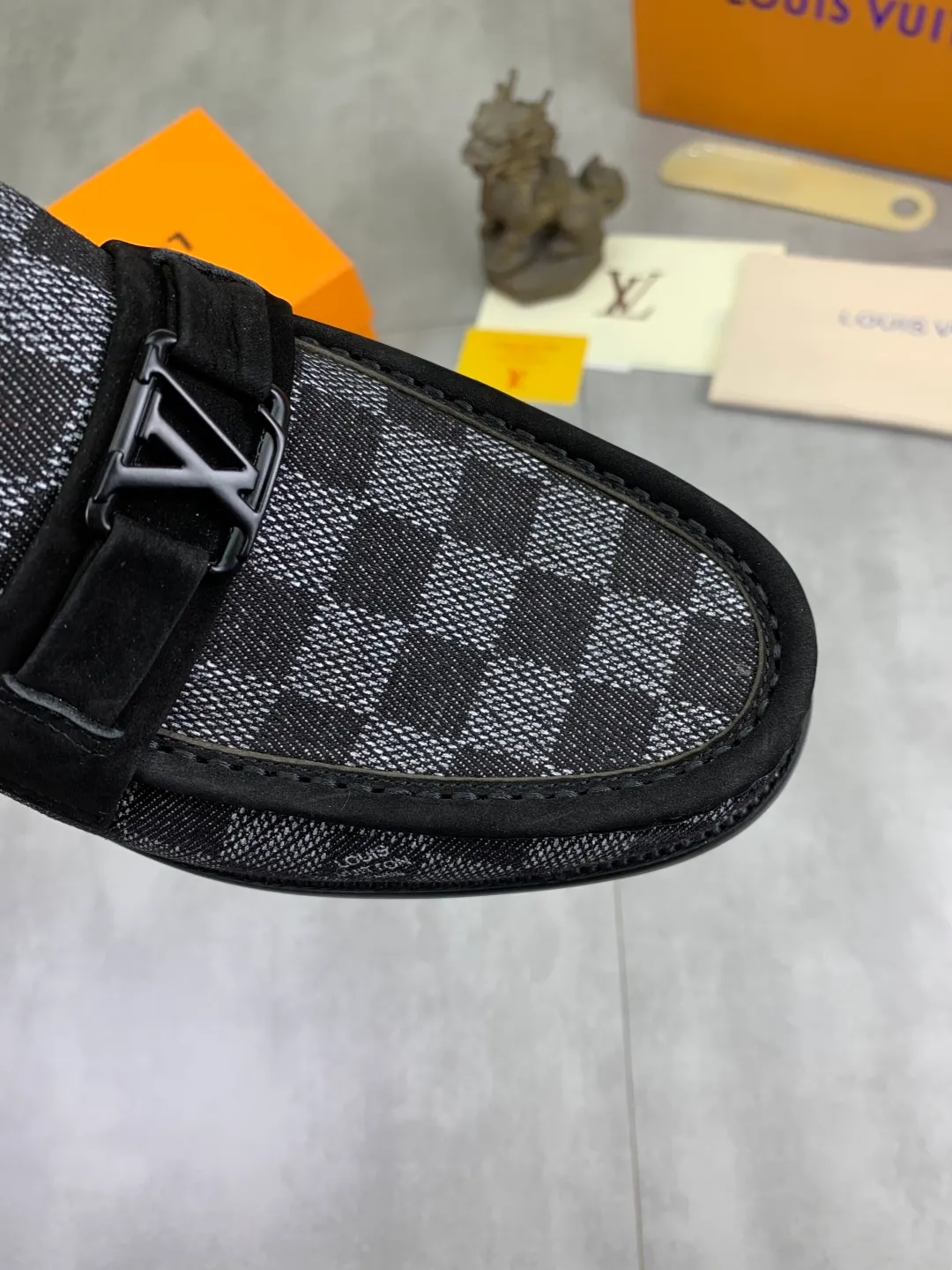 Men's men's shoes 💰P520 New style 💶[LOUIS VUITTON] Water-dyed Niuli Original order New style 🍀LV Louis Vuitton *——Top version of LV classic leather shoes! Made of imported original calfskin, original leather side strips and wear-resistant high-end rubber outsole! High quality products! Color: Black optional Size: 39-44 (45 customized)